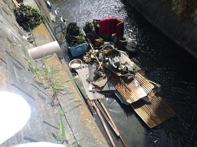 河川の不法投棄ゴミの清掃